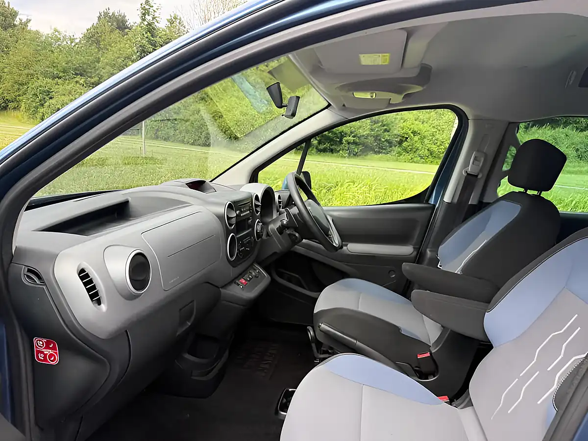 Used 2016 Peugeot Horizon Re Blue - Interior and Exterior details 9