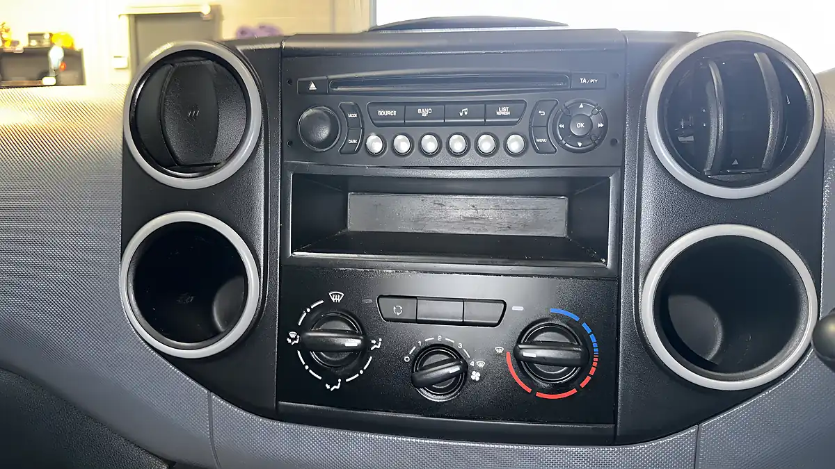 Used 2016 Peugeot Partner 850 S White - Interior and Exterior details 12