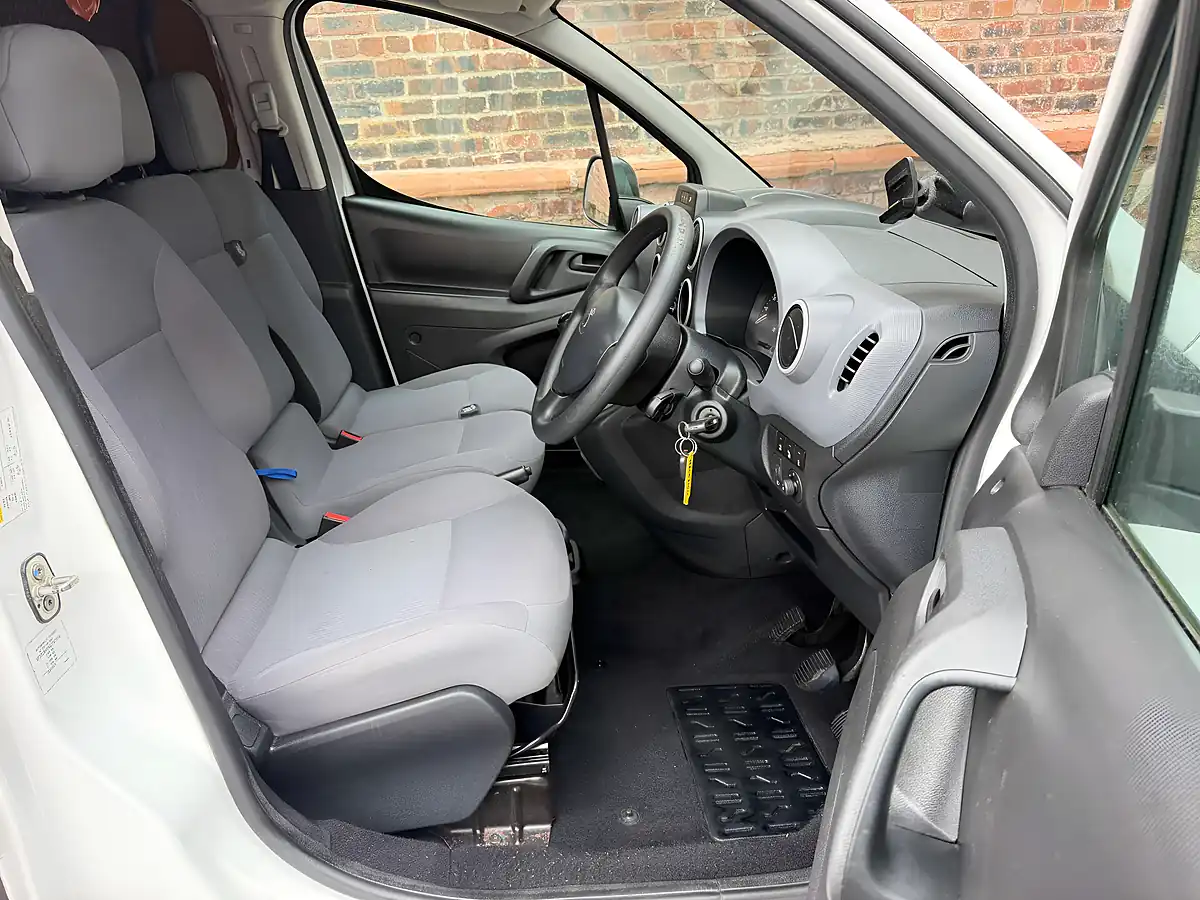 Used 2016 Peugeot Partner Professional L1 White - Interior and Exterior details 7
