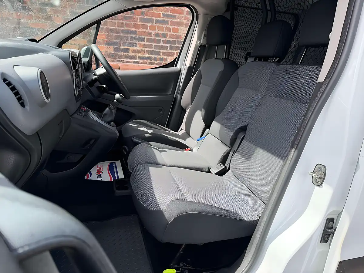 Used 2016 Peugeot Partner Se White - Interior and Exterior details 10