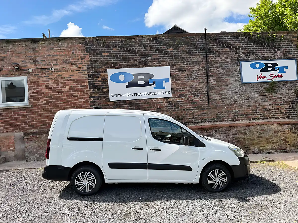 Used 2016 Peugeot Partner Se White - Interior and Exterior details 3