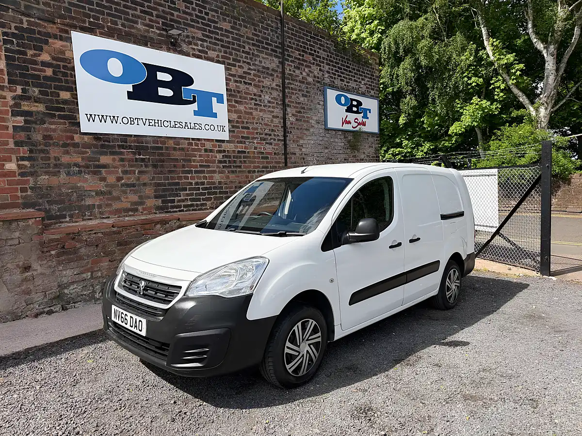 Used 2016 Peugeot Partner Se White - Interior and Exterior details 4