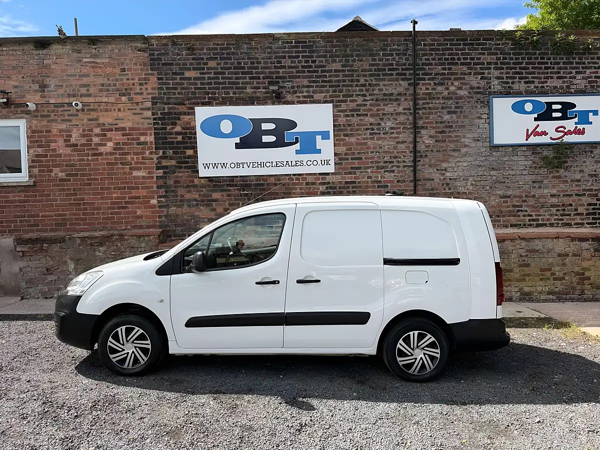 Used 2016 Peugeot Partner Se White - Interior and Exterior details 5