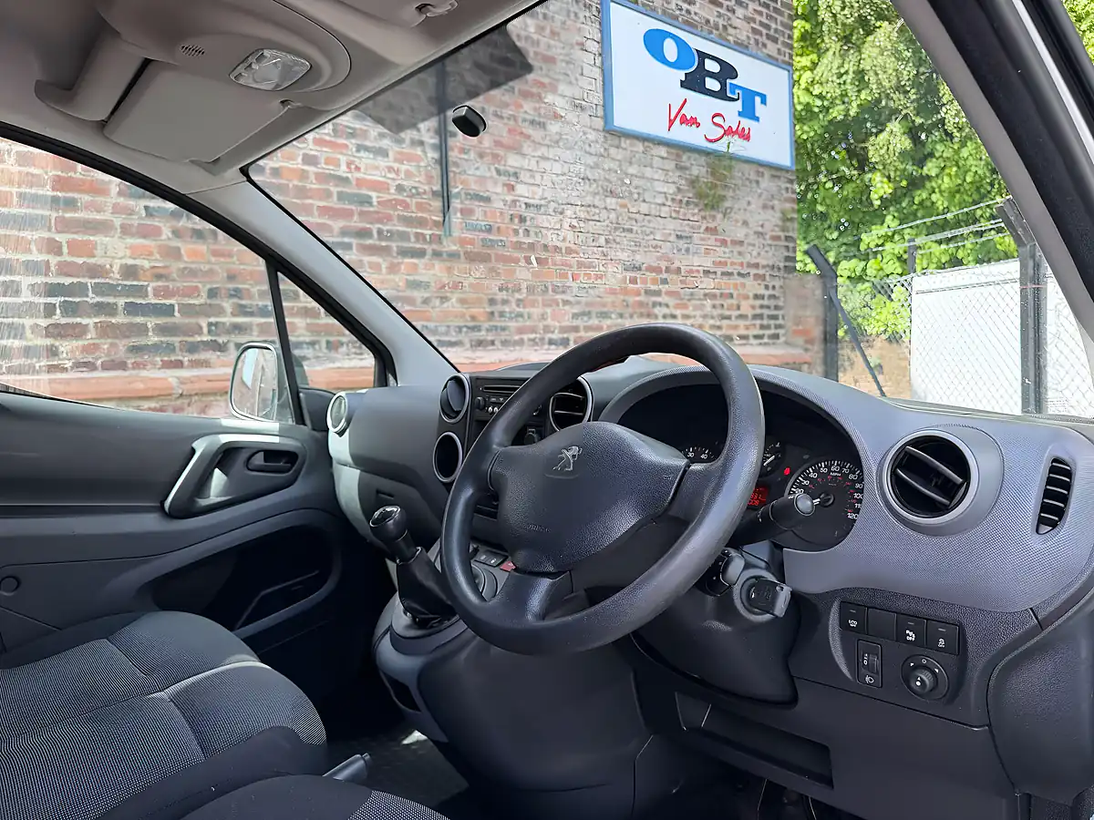 Used 2016 Peugeot Partner Se White - Interior and Exterior details 7