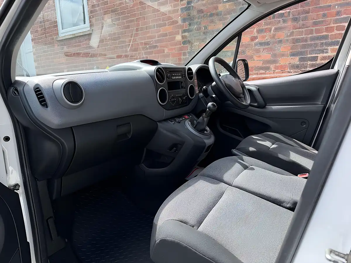 Used 2016 Peugeot Partner Se White - Interior and Exterior details 8