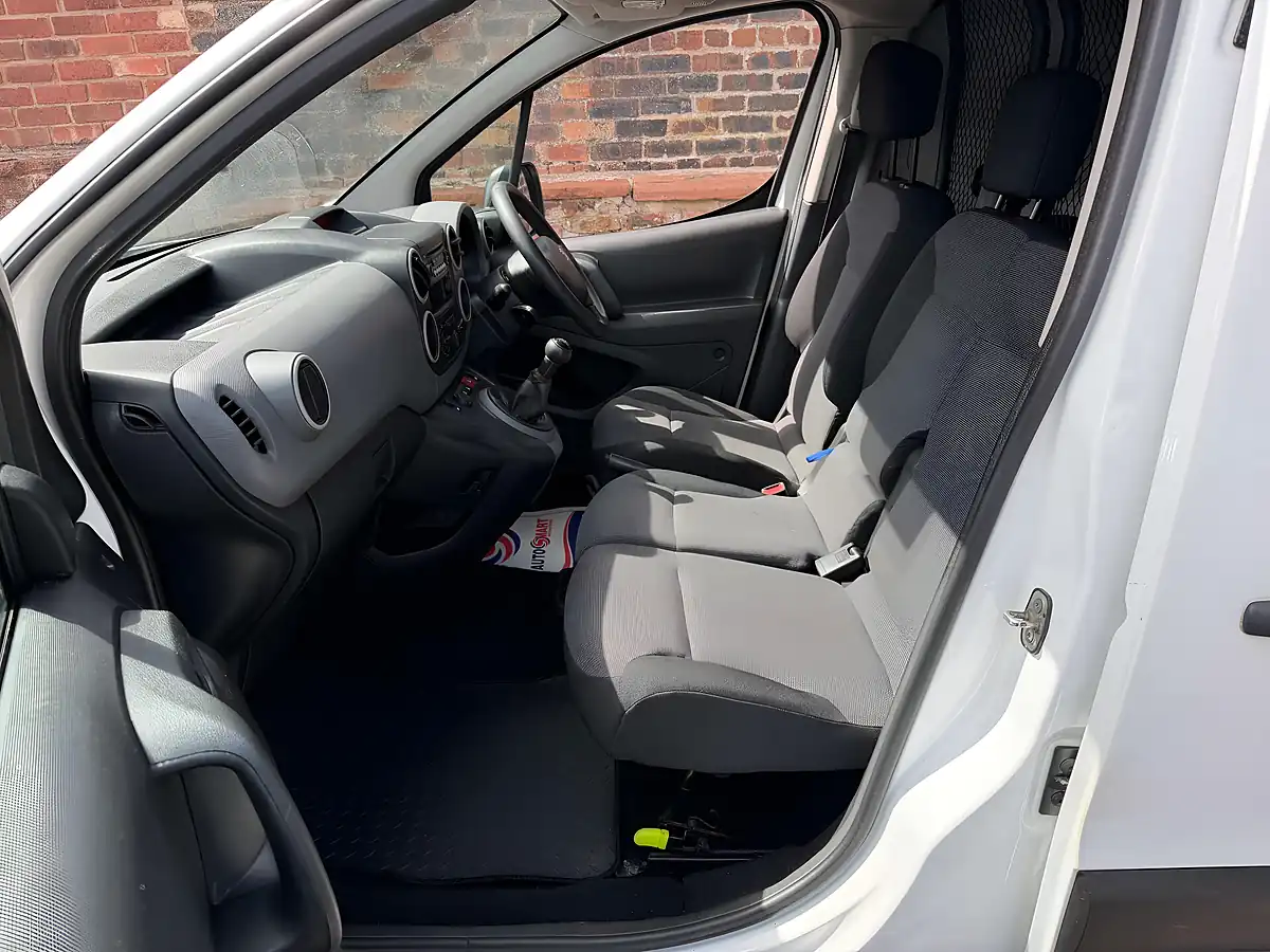 Used 2016 Peugeot Partner Se White - Interior and Exterior details 9