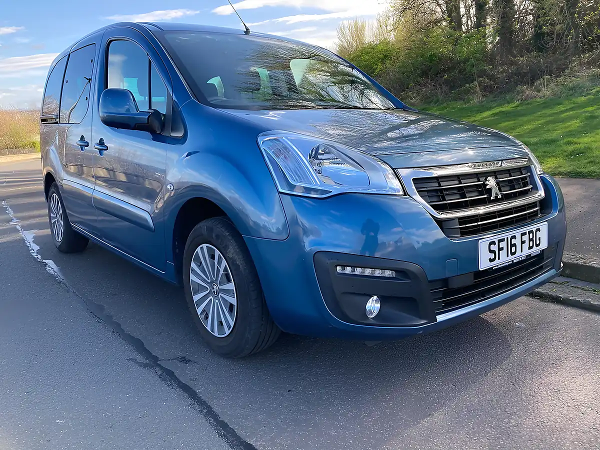 Used 2016 Peugeot Partner Tepee Active Blue - Front View