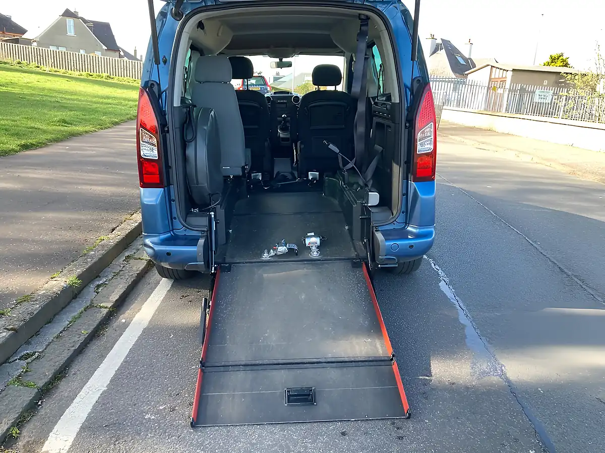 Used 2016 Peugeot Partner Tepee Active Blue - Interior and Exterior details 10