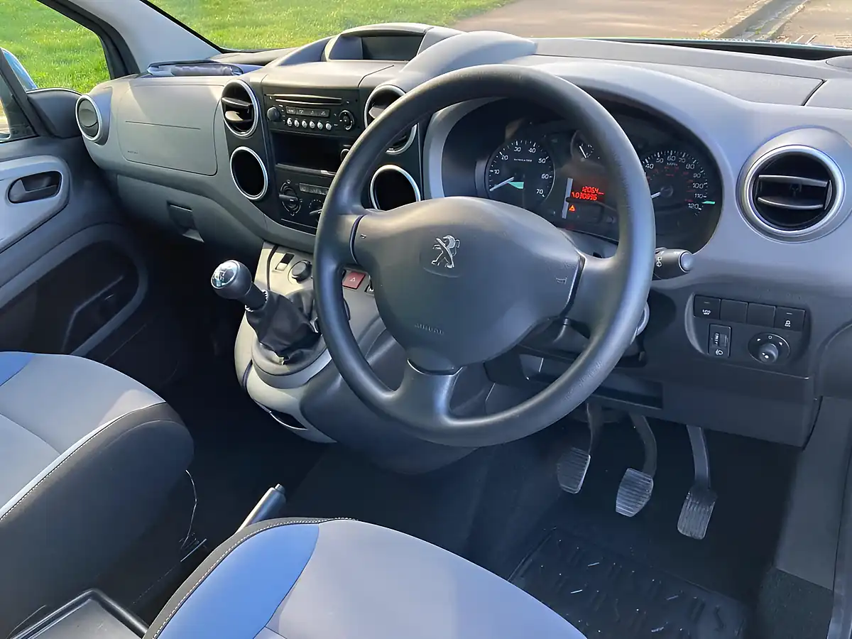 Used 2016 Peugeot Partner Tepee Active Blue - Interior and Exterior details 18
