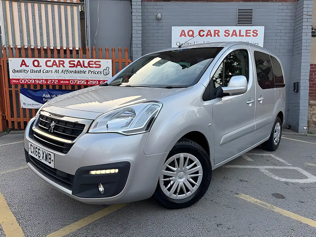 Used 2016 Peugeot Partner Tepee Active Silver - Interior and Exterior details 3