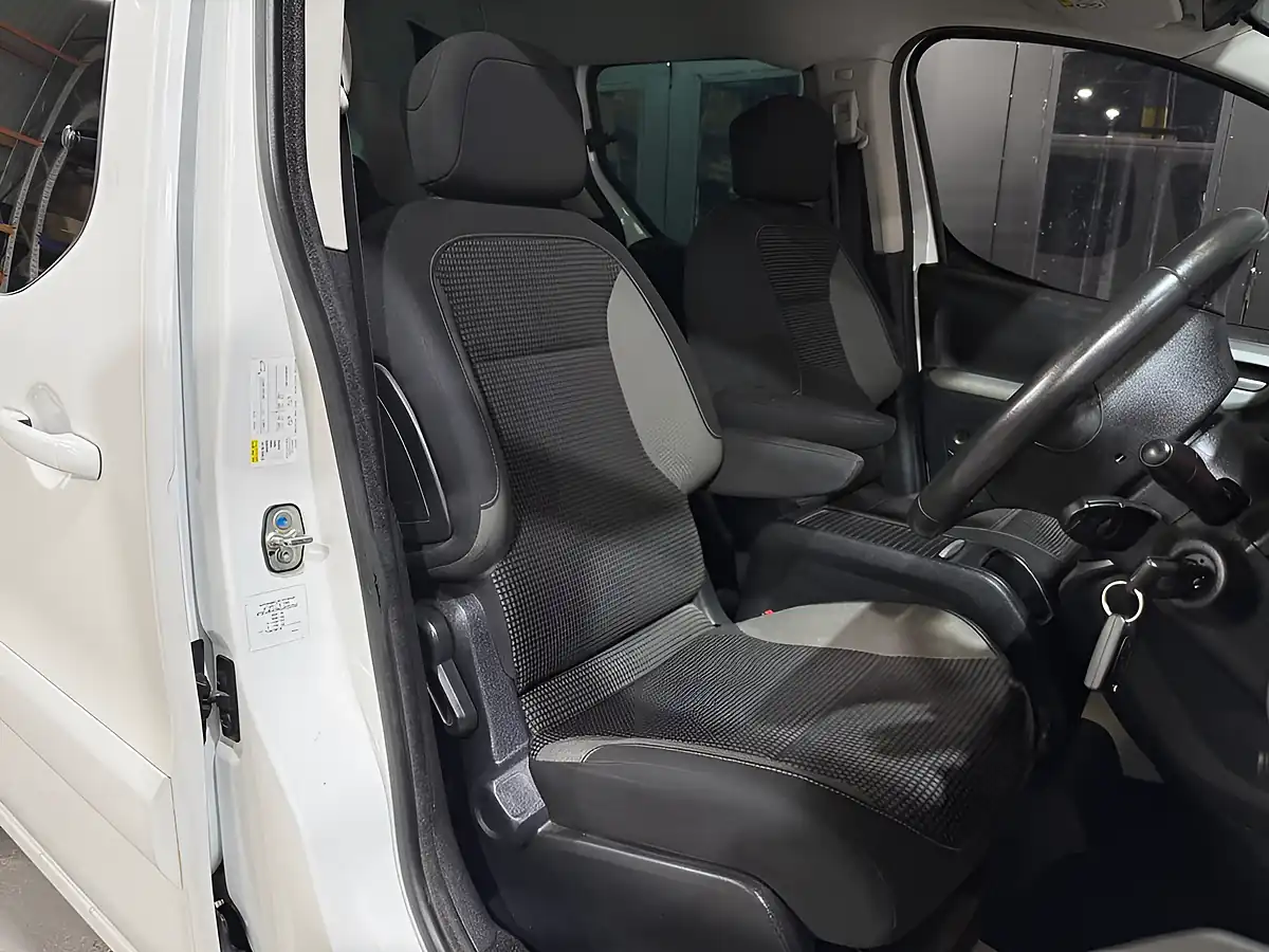 Used 2016 Peugeot Partner Tepee Allure White - Interior and Exterior details 12