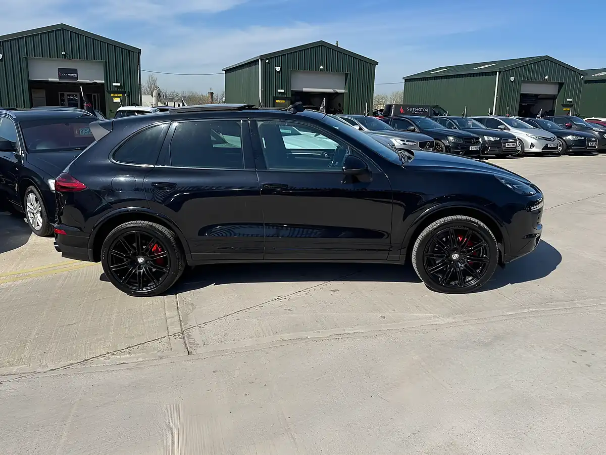 Used 2016 Porsche Cayenne Platinum Edition Black - Interior and Exterior details 9