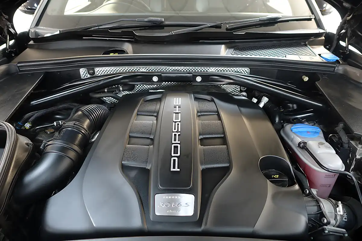 Used 2016 Porsche Macan S Black - Interior and Exterior details 15