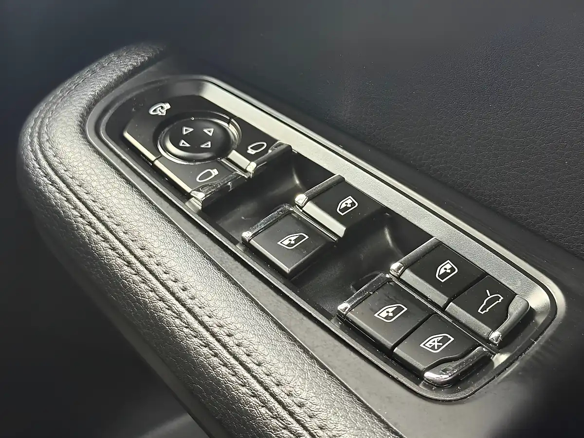 Used 2016 Porsche Macan S Black - Interior and Exterior details 15
