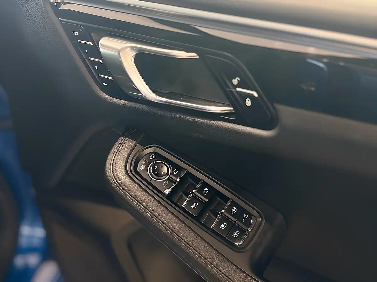 Used 2016 Porsche Macan S Blue - Interior and Exterior details 16