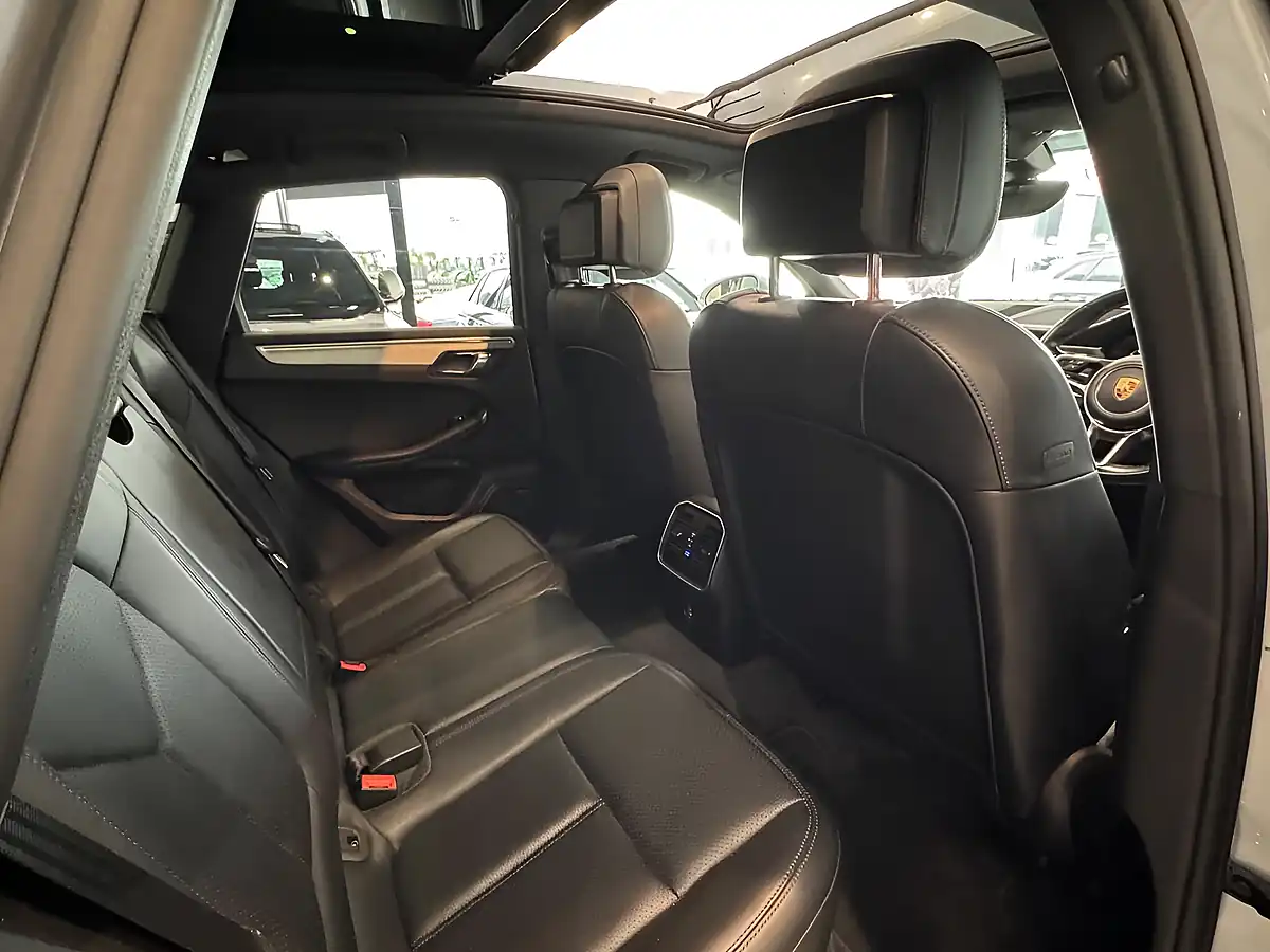 Used 2016 Porsche Macan S Silver - Interior and Exterior details 16