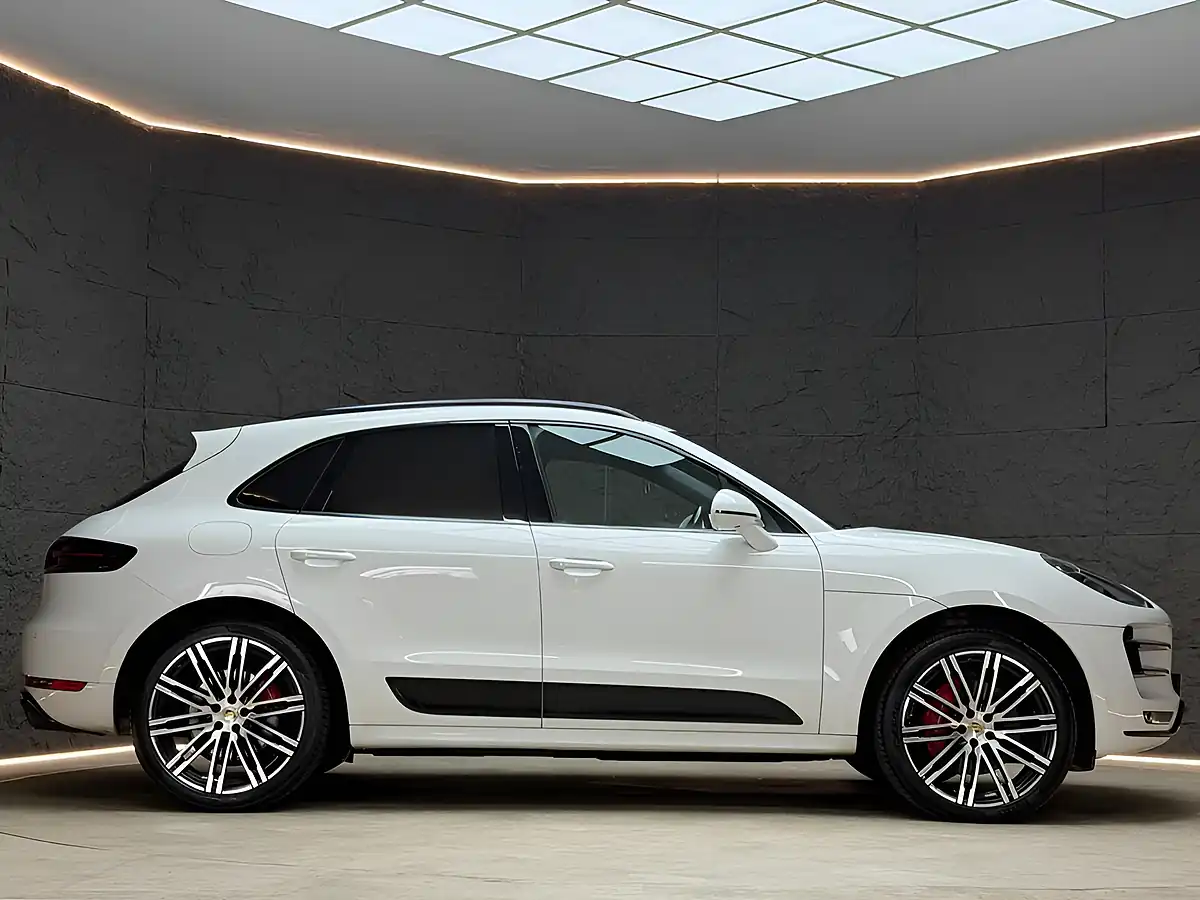 Used 2016 Porsche Macan Turbo White - Interior and Exterior details 10