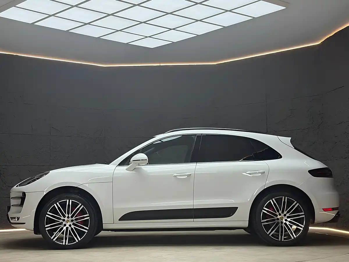 Used 2016 Porsche Macan Turbo White - Interior and Exterior details 5