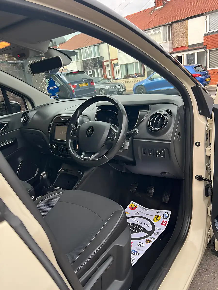 Used 2016 Renault Captur Dynamic Beige Metallic - Interior and Exterior details 8