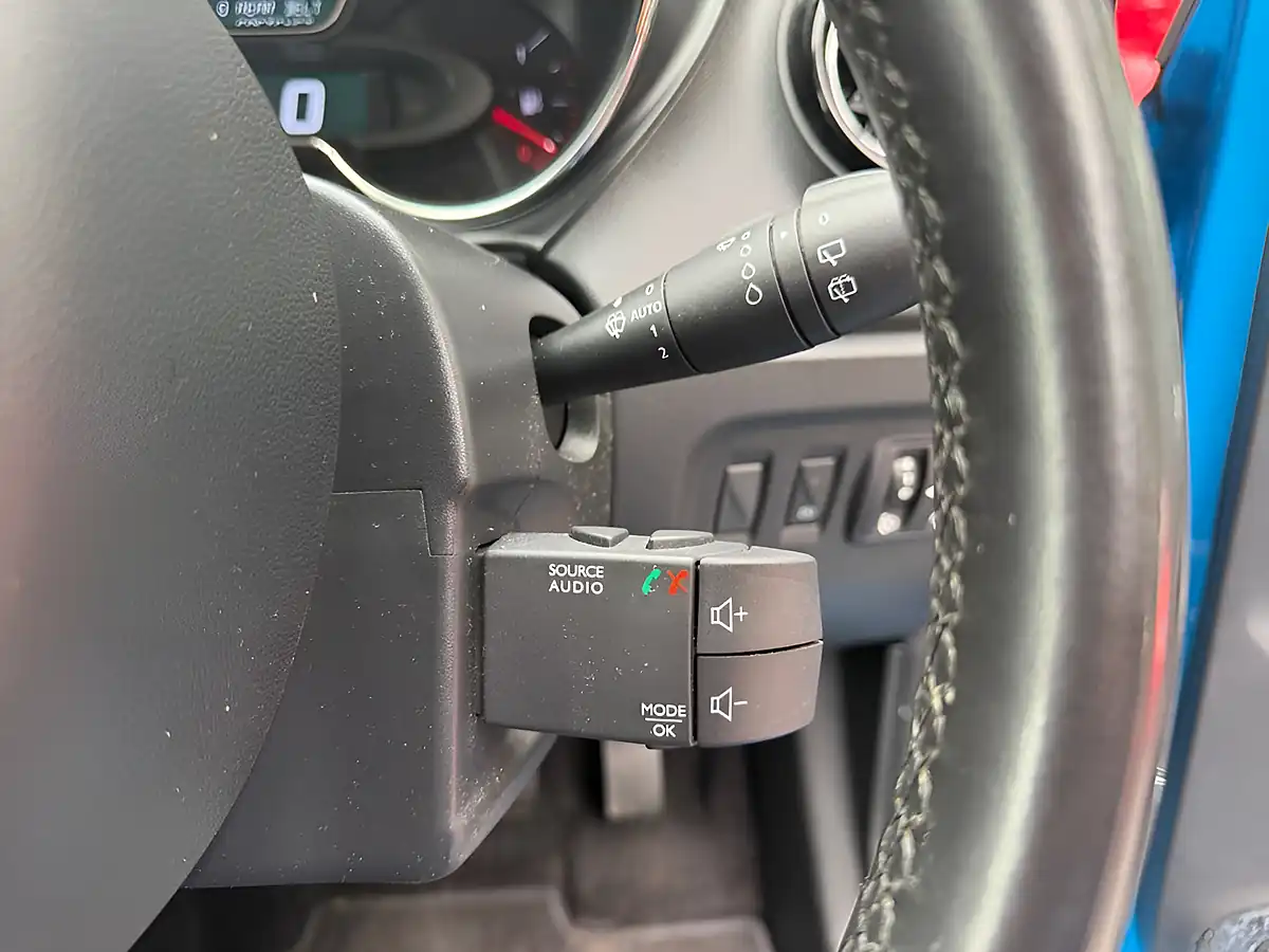 Used 2016 Renault Captur Dynamique Nav Blue - Interior and Exterior details 19