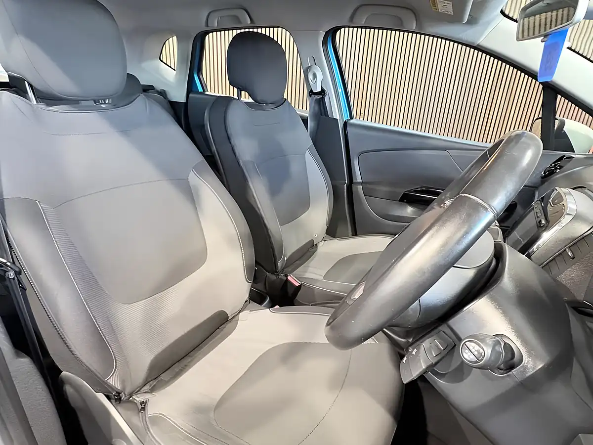 Used 2016 Renault Captur Dynamique Nav Blue - Interior and Exterior details 12
