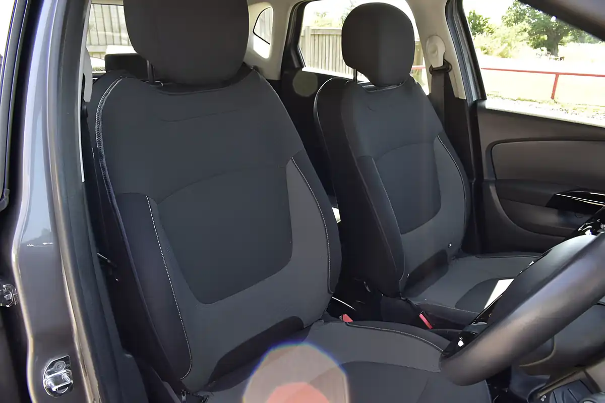 Used 2016 Renault Captur Dynamique Nav Oyster Grey - Interior and Exterior details 5
