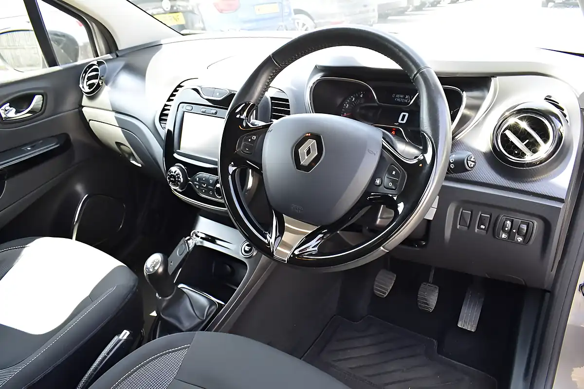 Used 2016 Renault Captur Dynamique Nav Oyster Grey - Interior and Exterior details 7
