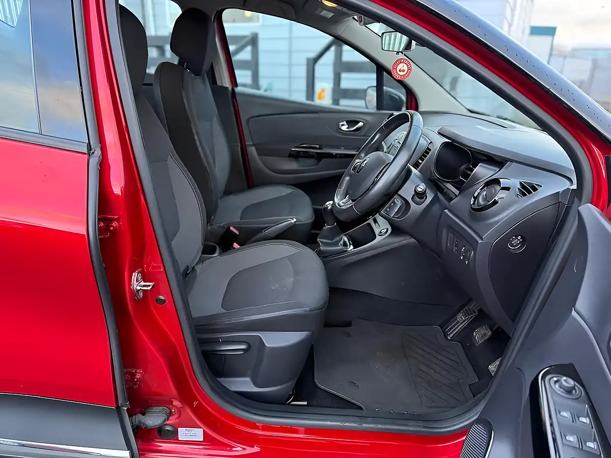 Used 2016 Renault Captur Dynamique Nav Red - Interior and Exterior details 16