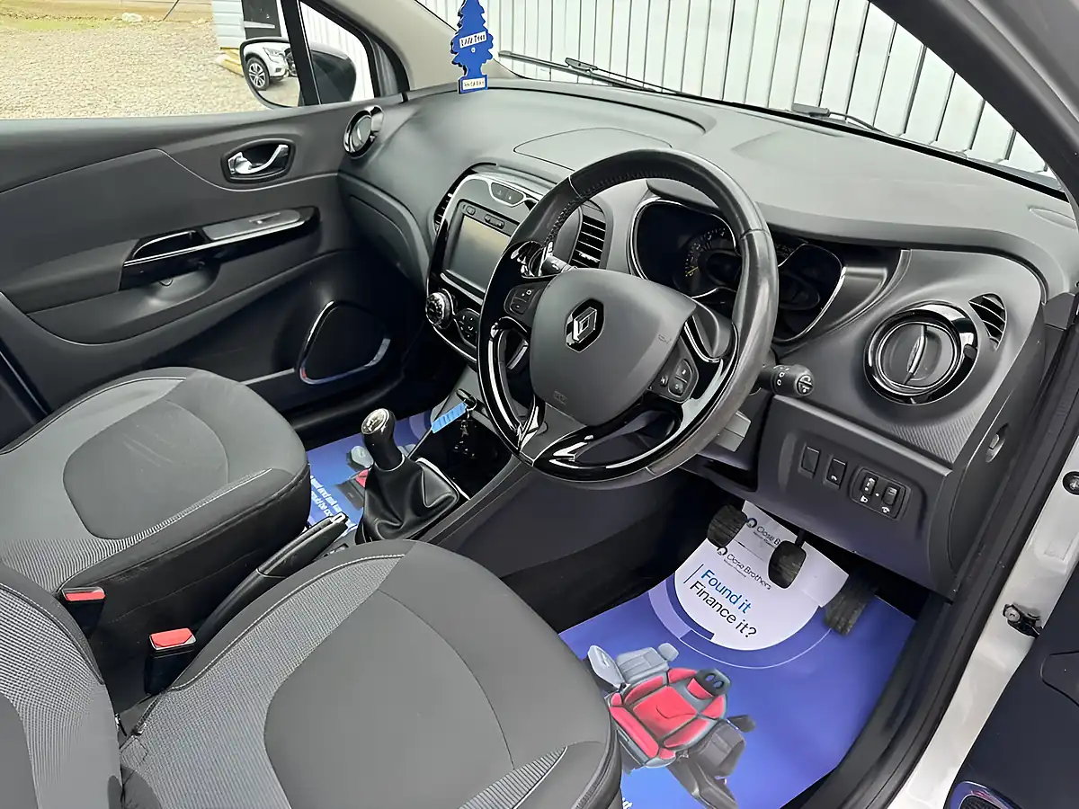 Used 2016 Renault Captur Dynamique Nav Silver - Interior and Exterior details 17