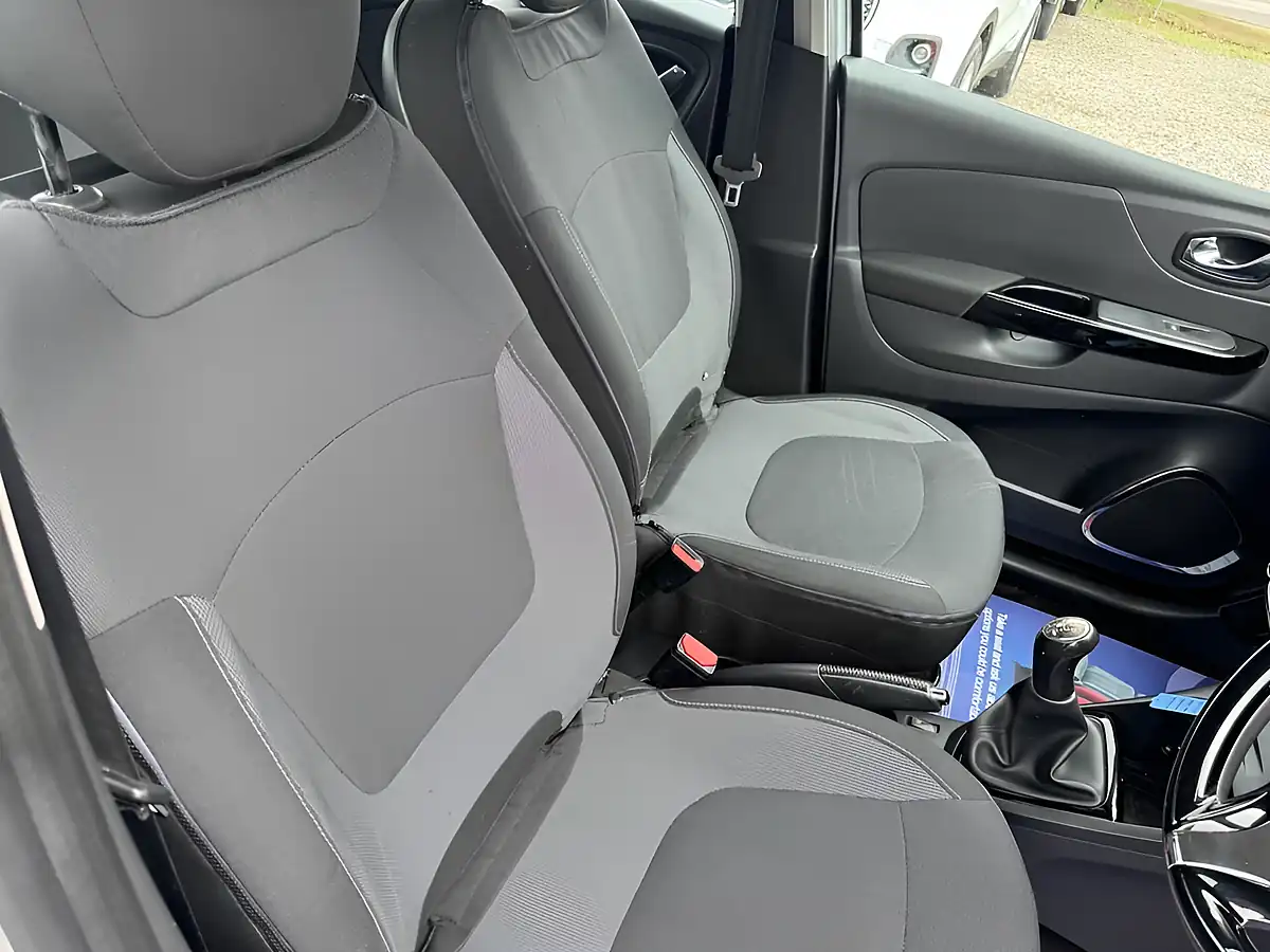 Used 2016 Renault Captur Dynamique Nav Silver - Interior and Exterior details 18