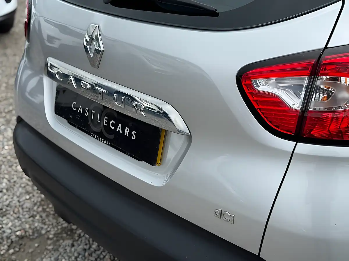 Used 2016 Renault Captur Dynamique Nav Silver - Interior and Exterior details 8