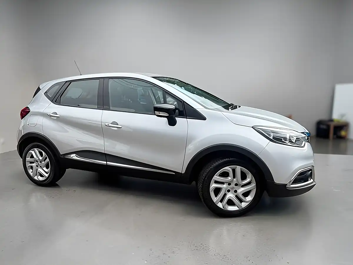 Used 2016 Renault Captur Dynamique Nav Silver - Front View