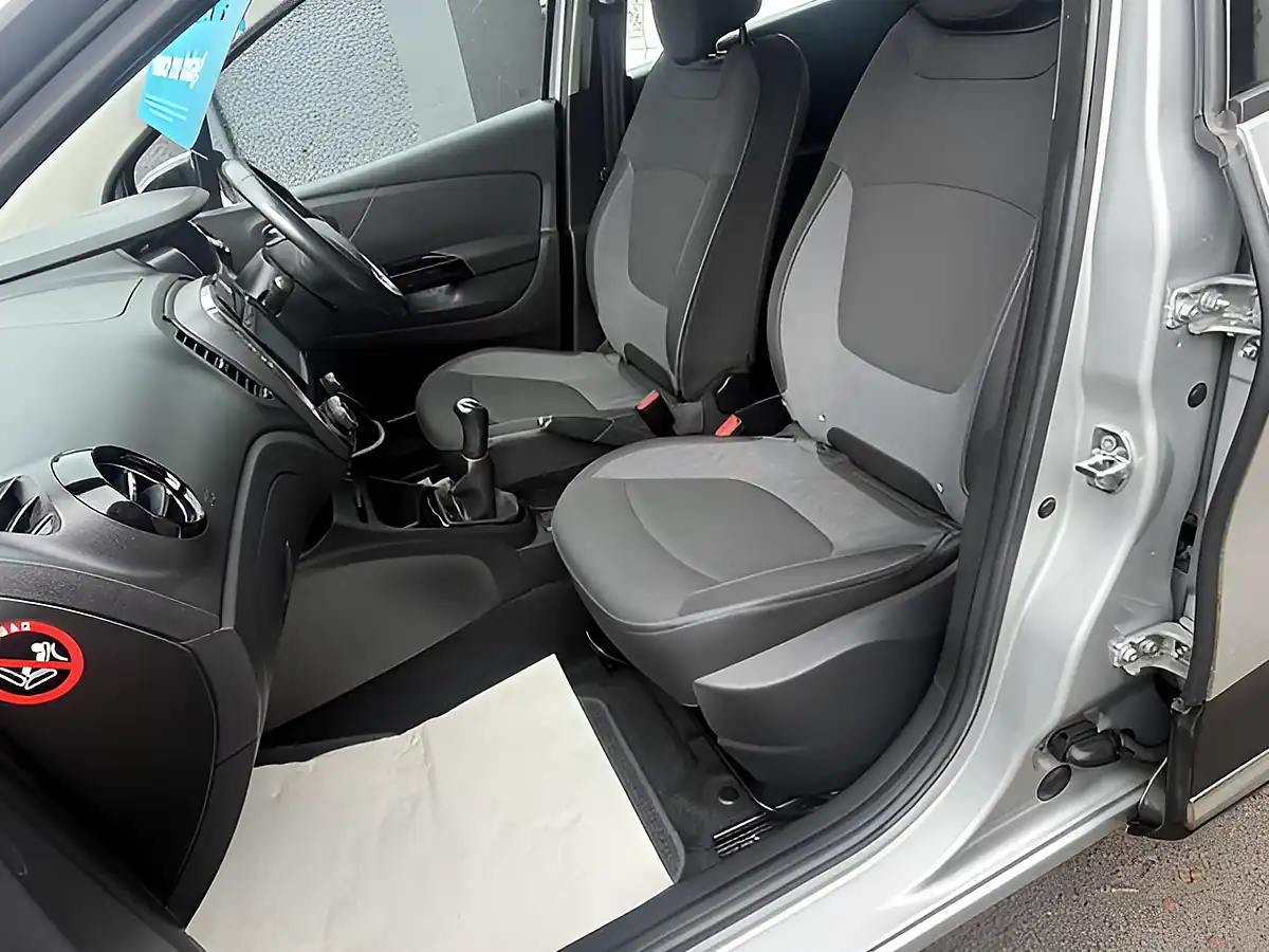 Used 2016 Renault Captur Dynamique Nav Silver - Interior and Exterior details 10