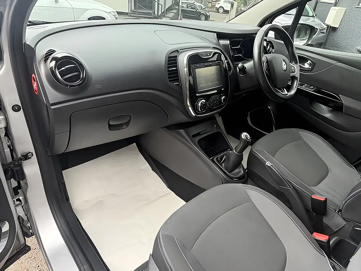 Used 2016 Renault Captur Dynamique Nav Silver - Interior and Exterior details 11