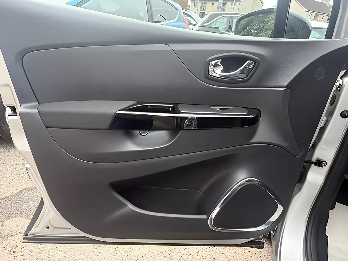 Used 2016 Renault Captur Dynamique Nav Silver - Interior and Exterior details 13