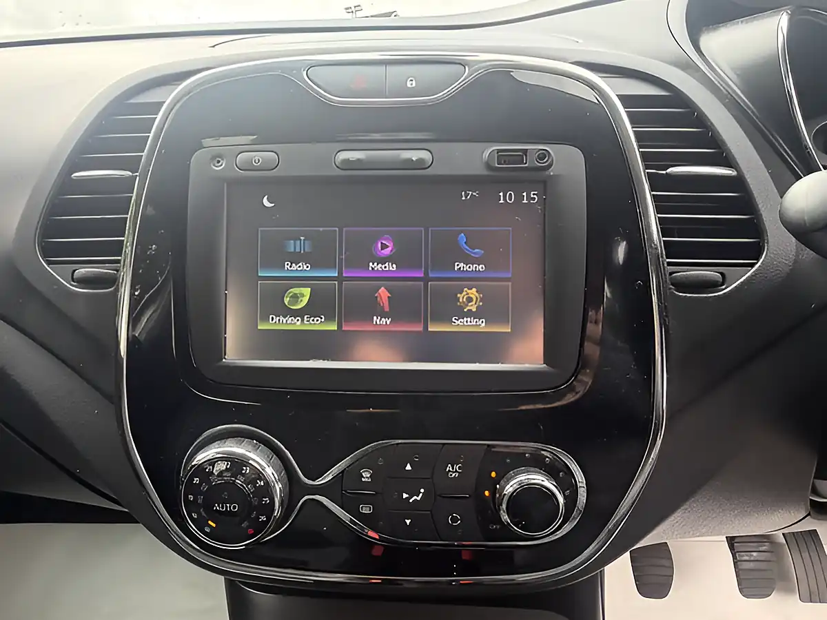 Used 2016 Renault Captur Dynamique Nav Silver - Interior and Exterior details 16