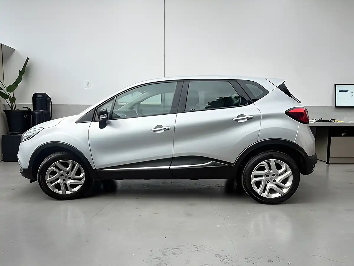 Used 2016 Renault Captur Dynamique Nav Silver - Interior and Exterior details 6