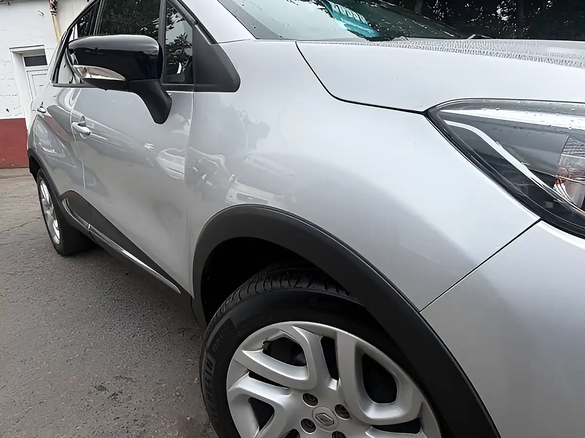 Used 2016 Renault Captur Dynamique Nav Silver - Interior and Exterior details 8