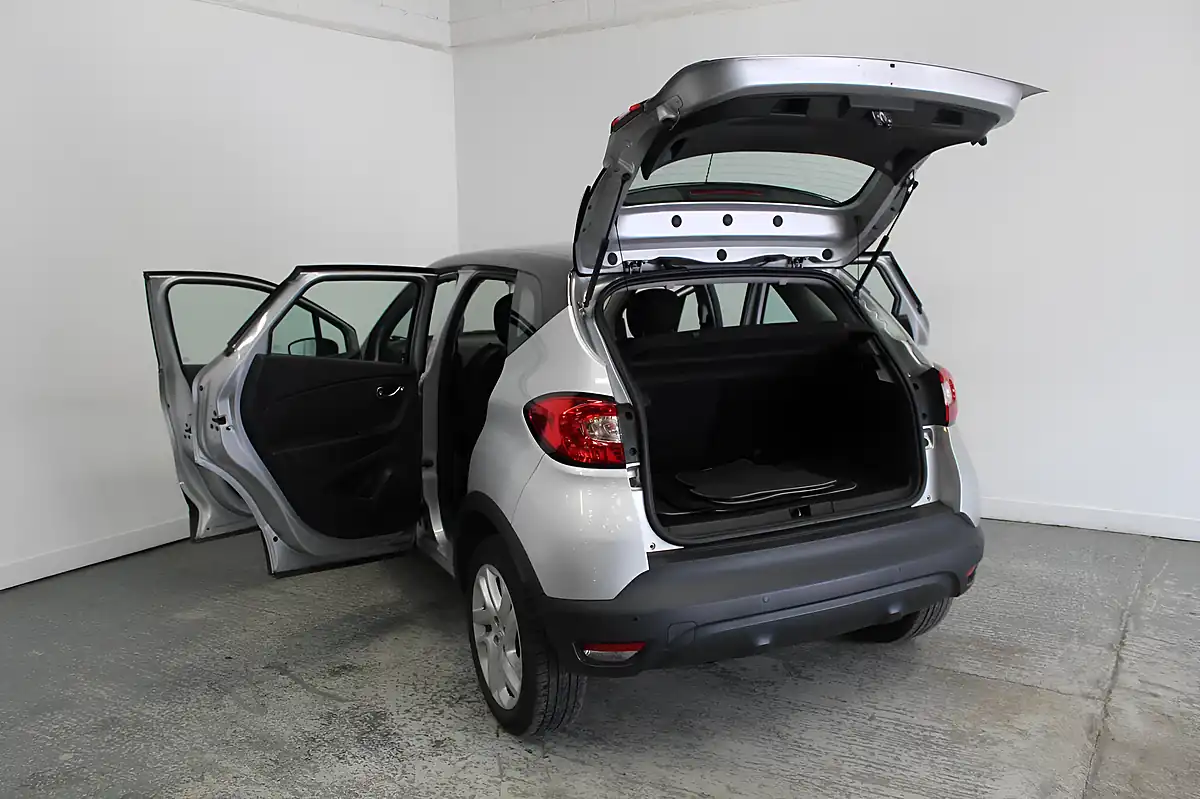 Used 2016 Renault Captur Dynamique Nav Silver - Interior and Exterior details 11