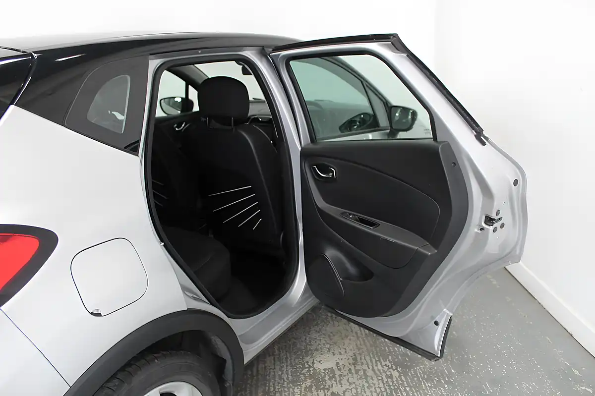 Used 2016 Renault Captur Dynamique Nav Silver - Interior and Exterior details 12