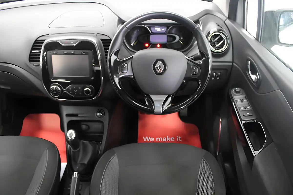 Used 2016 Renault Captur Dynamique Nav Silver - Interior and Exterior details 16