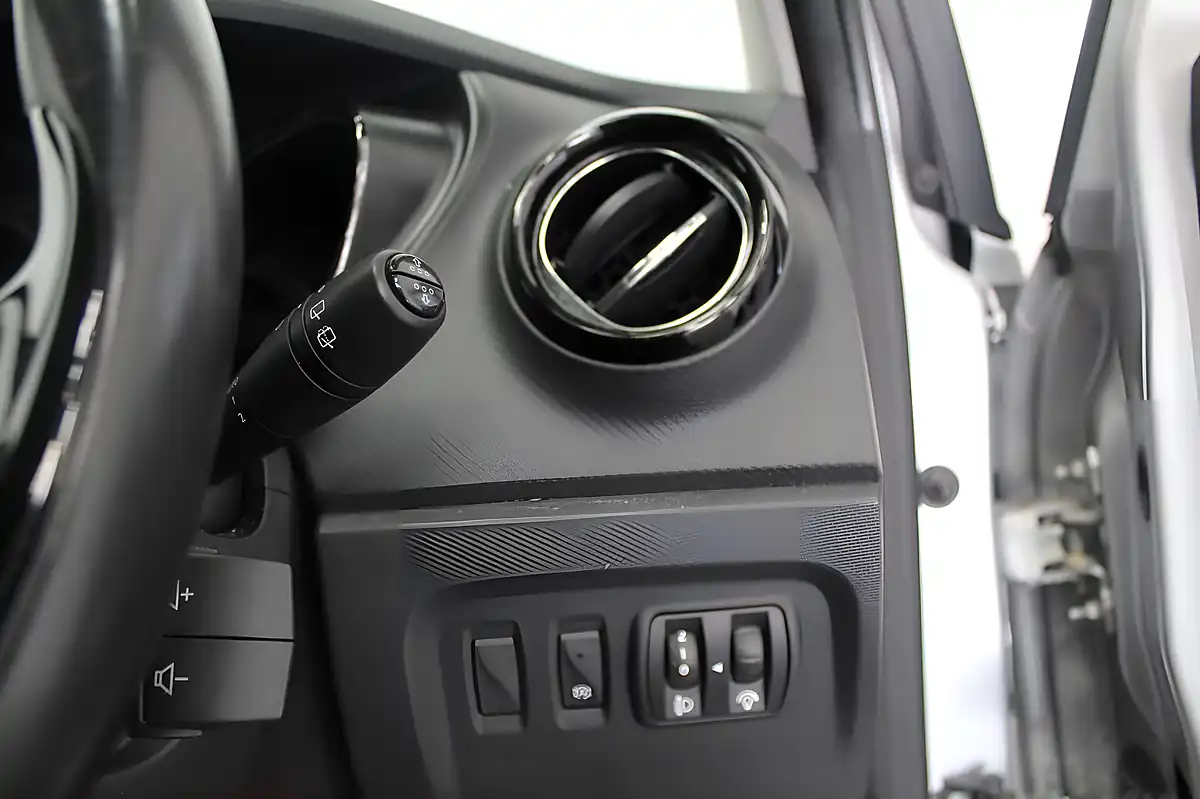 Used 2016 Renault Captur Dynamique Nav Silver - Interior and Exterior details 17