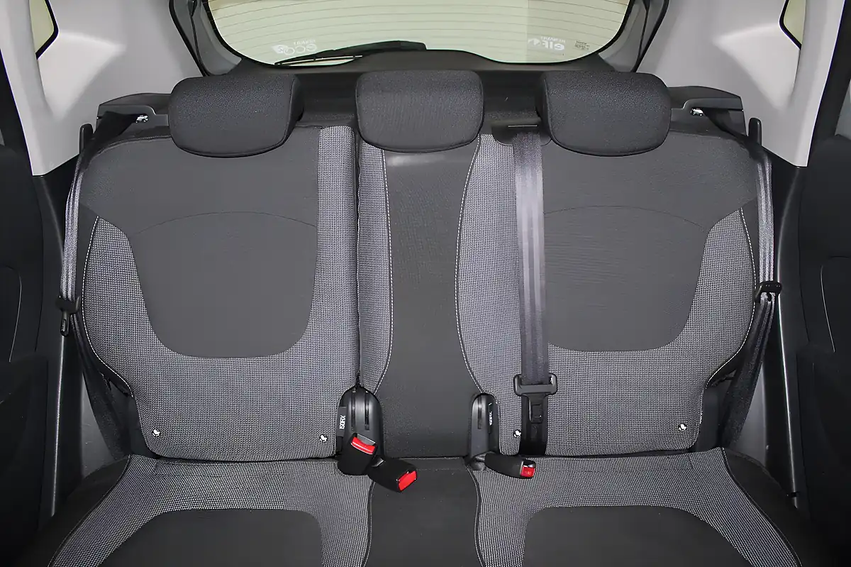 Used 2016 Renault Captur Dynamique Nav Silver - Interior and Exterior details 18