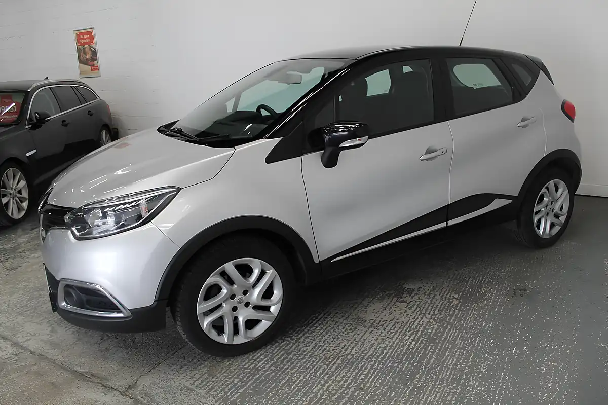 Used 2016 Renault Captur Dynamique Nav Silver - Interior and Exterior details 3