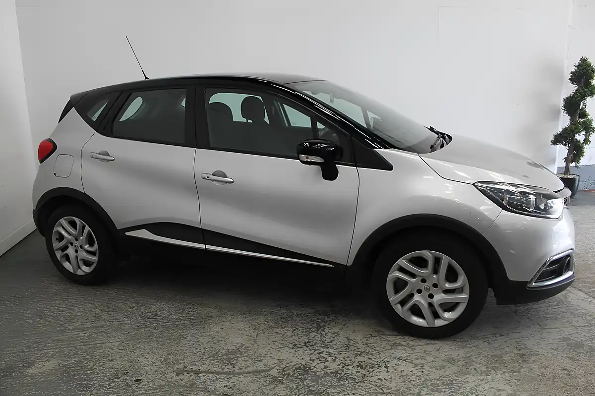 Used 2016 Renault Captur Dynamique Nav Silver - Interior and Exterior details 4