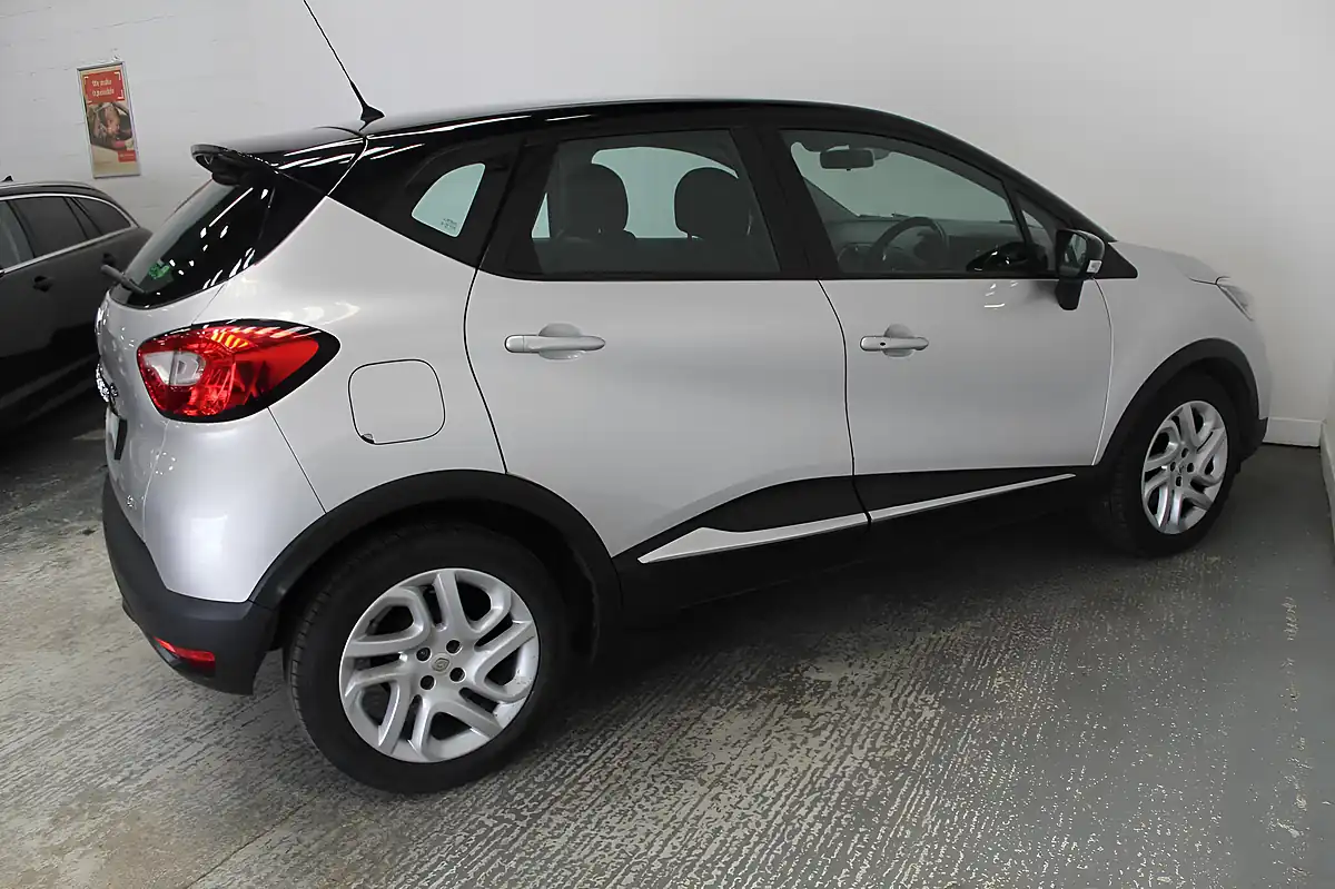 Used 2016 Renault Captur Dynamique Nav Silver - Interior and Exterior details 8