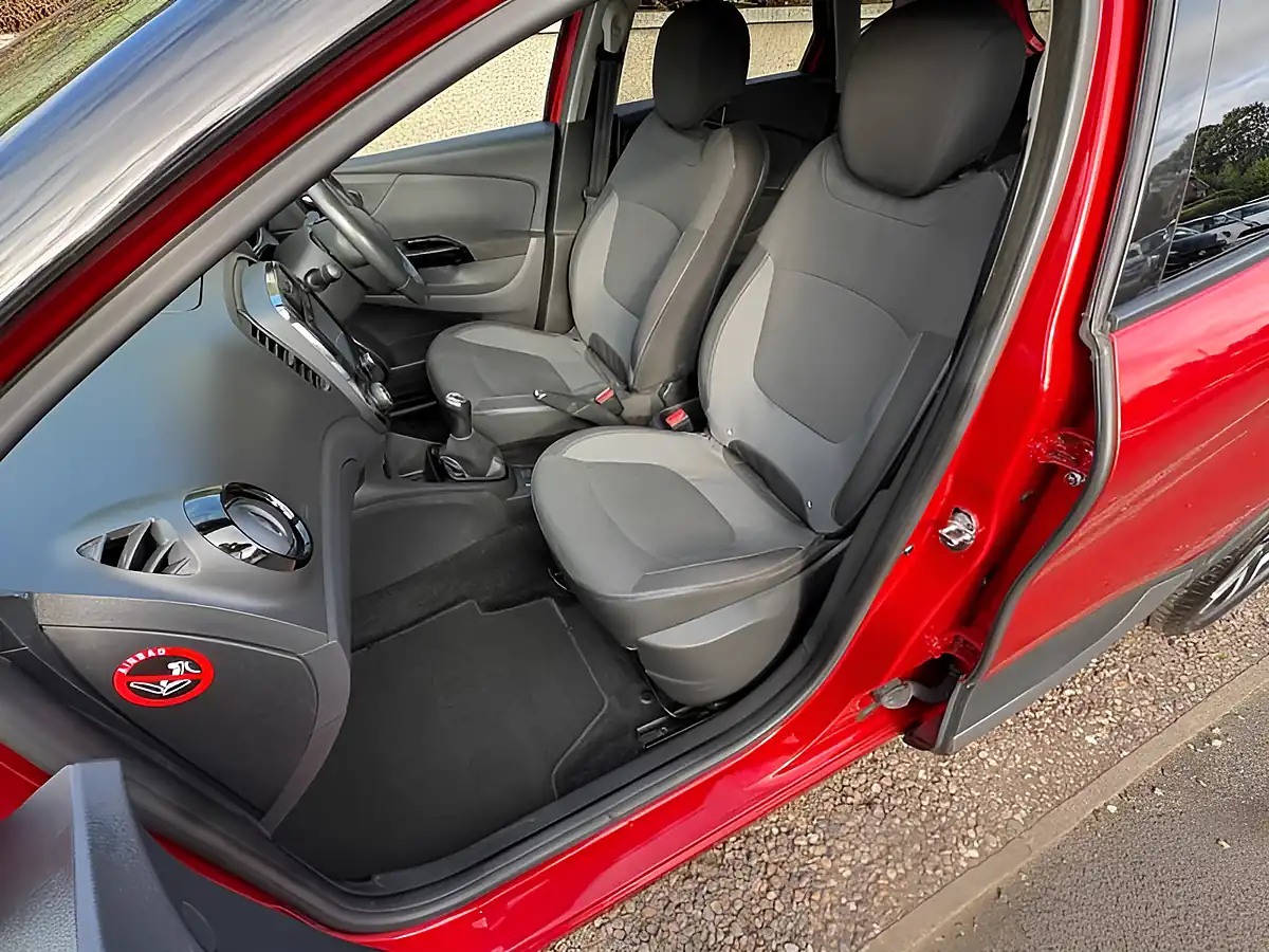 Used 2016 Renault Captur Dynamique S Nav Red - Interior and Exterior details 12