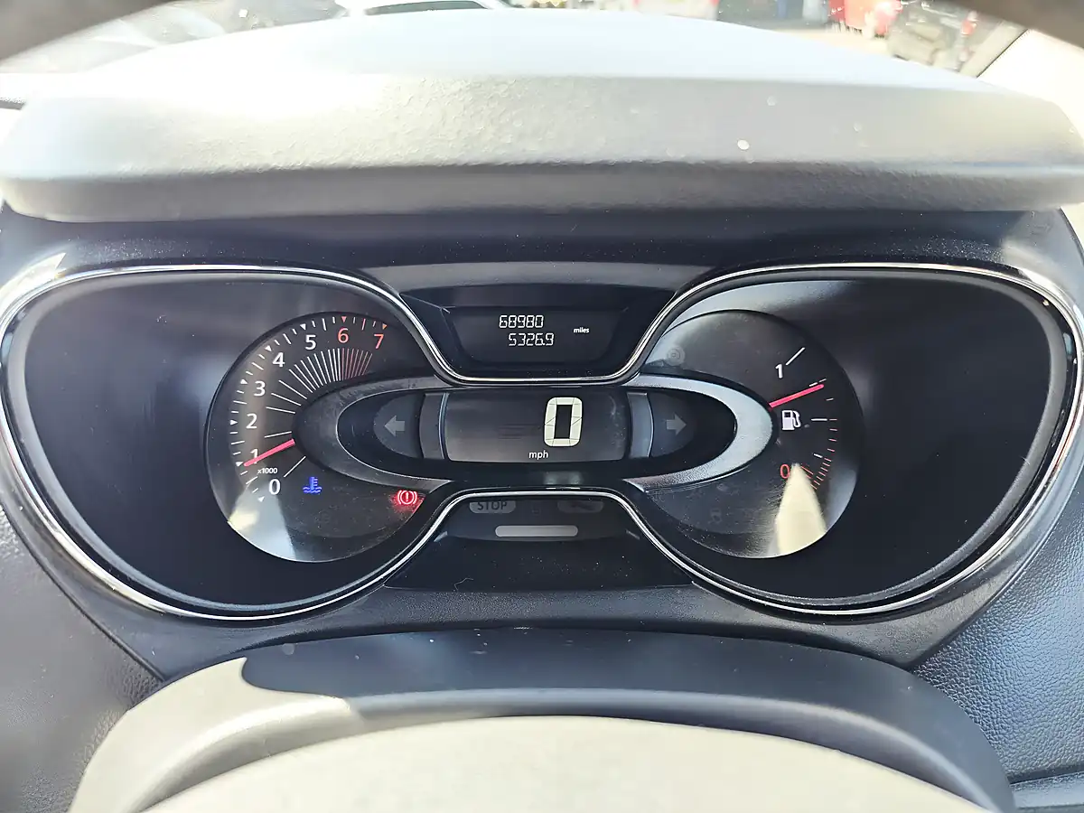 Used 2016 Renault Captur Dynamique S Nav Silver - Interior and Exterior details 12