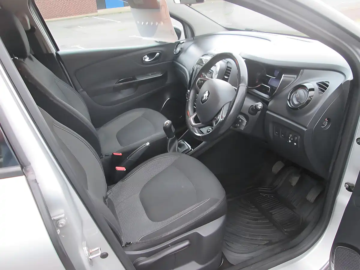 Used 2016 Renault Captur Dynamique S Nav Silver - Interior and Exterior details 6