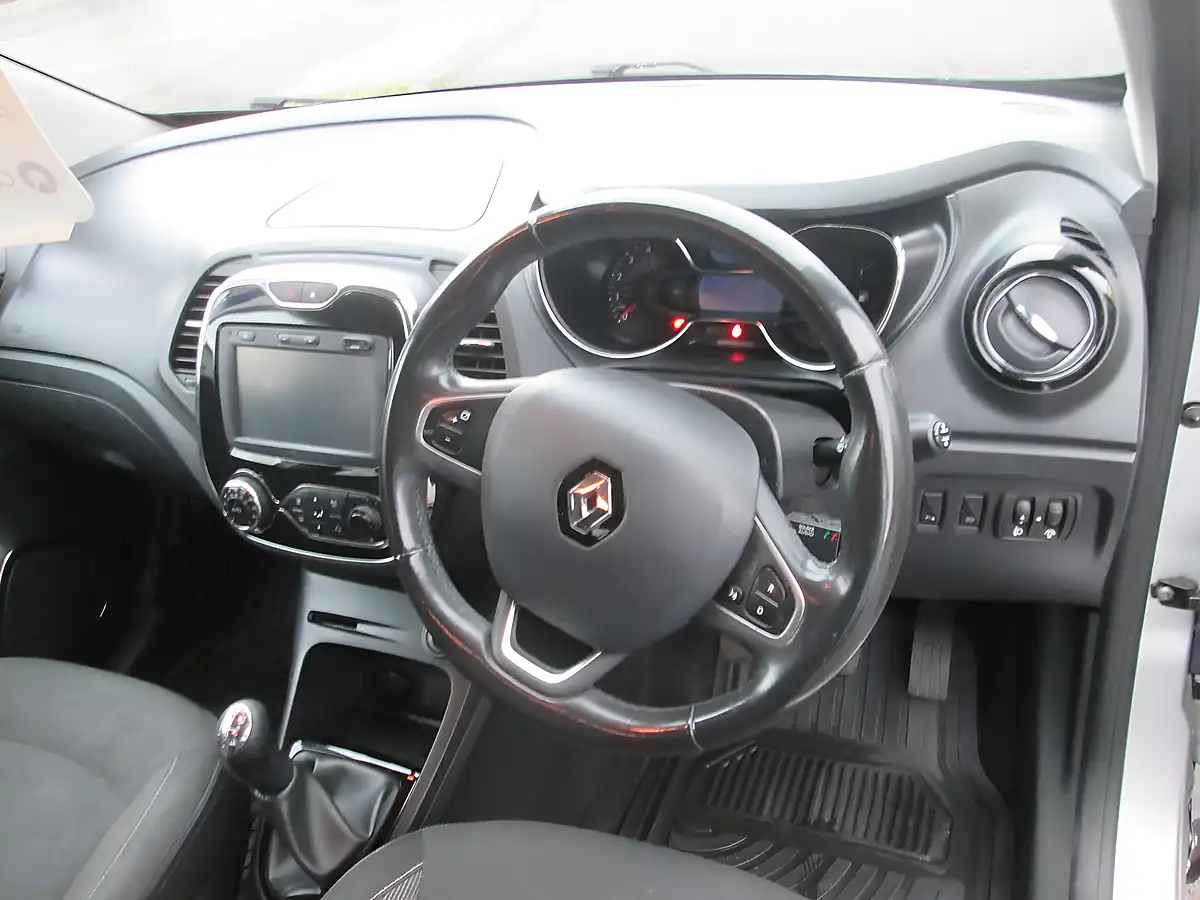 Used 2016 Renault Captur Dynamique S Nav Silver - Interior and Exterior details 7